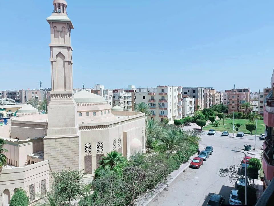 شقة للبيع بالحي الأول الشيخ زايد ١٢٧ متر صافي عمارات بنك ( متوسط جهاز ) ٣ غرف ٢ حمام ومطبخ وريسبشن