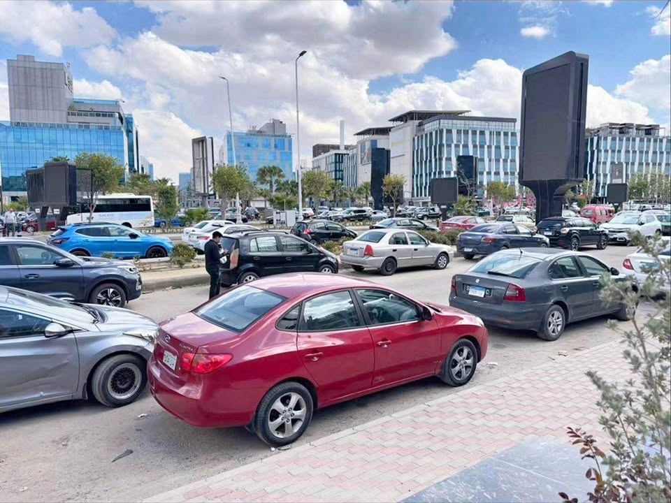 *محل 113 متر للبيع بقلب الشيخ محل للبيع باقوي وارقي منطقة تجارية في الشيخ زايد امام امريكانا بلازا
