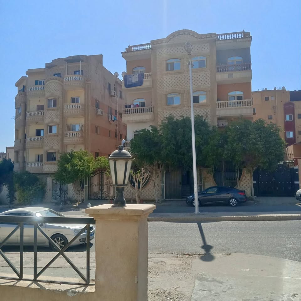 للبيع ف الشيخ زايد الحي 11 شقه 70م غرفتين دور اخير تشطيب شركه مليون 100 01112502208