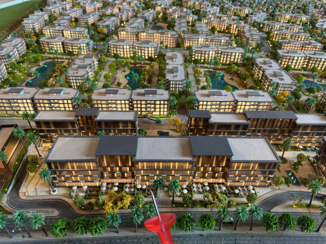 محل على الواجهة ومدخل المول في Dejoya Plaza – الشيخ زايد الجديدة