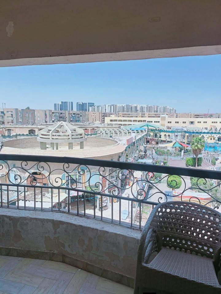 شقة للبيع بالحي الأول الشيخ زايد ١٢٧ متر صافي عمارات بنك ( متوسط جهاز ) ٣ غرف ٢ حمام ومطبخ وريسبشن