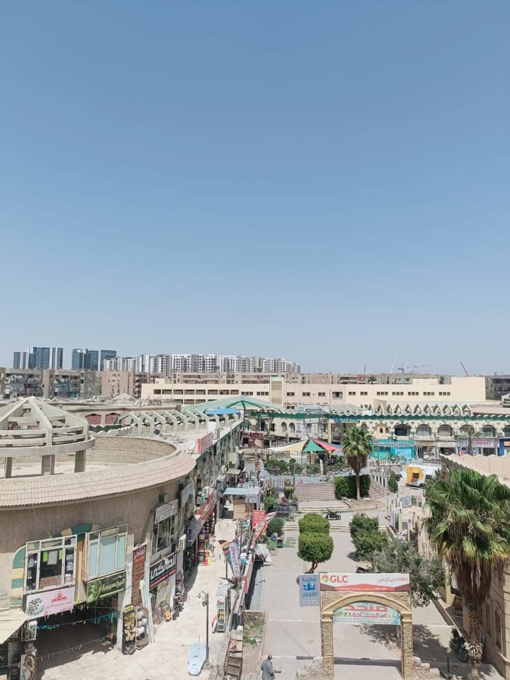 شقة للبيع بالحي الأول الشيخ زايد ١٢٧ متر صافي عمارات بنك ( متوسط جهاز ) ٣ غرف ٢ حمام ومطبخ وريسبشن