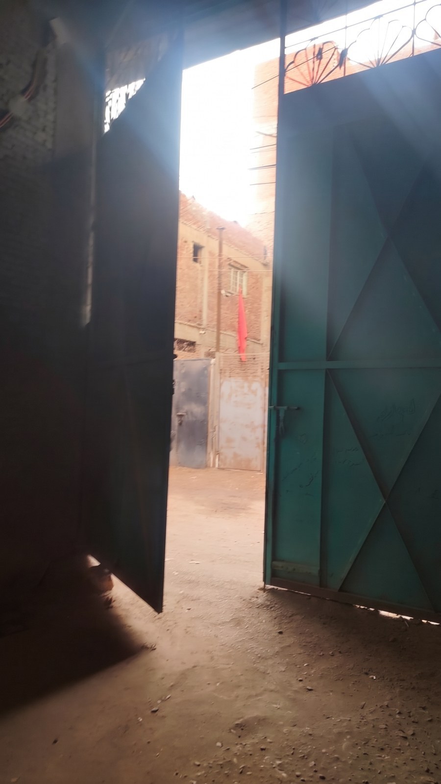 مخزن ٢٠٠ م² للبيع بالمنصورية — أساسات وأعمدة جاهزة لـ١٠ أدوار | على شارعين